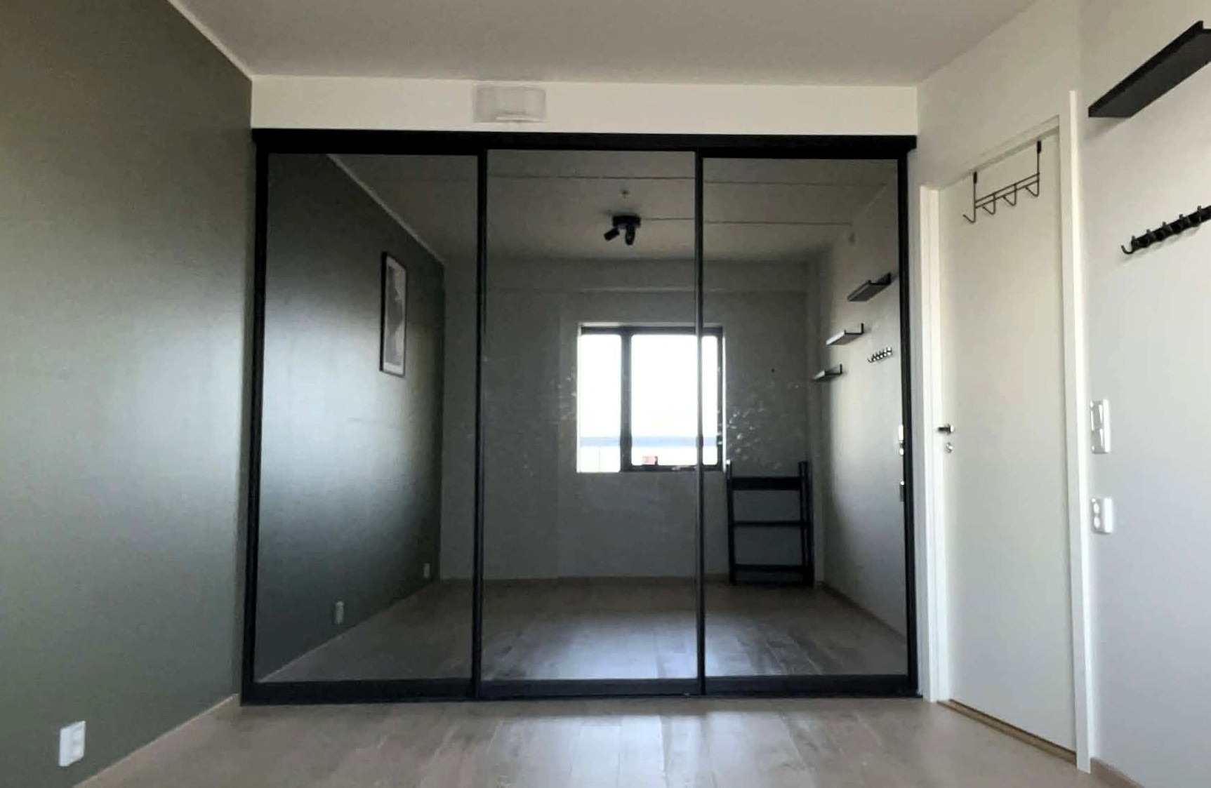 Speil garderobe med innredning på begge soverom